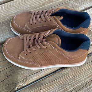CROWN VINTAGE Brown Casual Sneakers